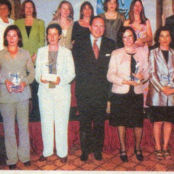 recogiendo-el-premio-mujeres-en-accion-2000-otorgado-por-marie-claire-y-avon-madrid